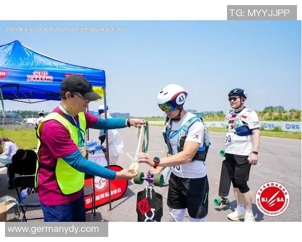 城市马拉松精彩点评:北京滑板队默契配合展现团队精神与竞技魅力